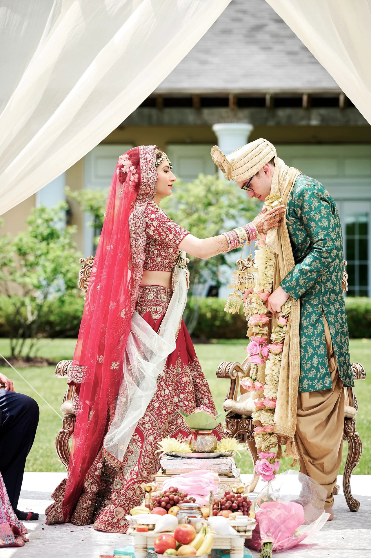Anchal placing a floral garland on Arin during their Hindu ceremony at Salamander Resort